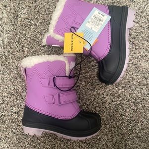 MWT toddler snow boots size 7